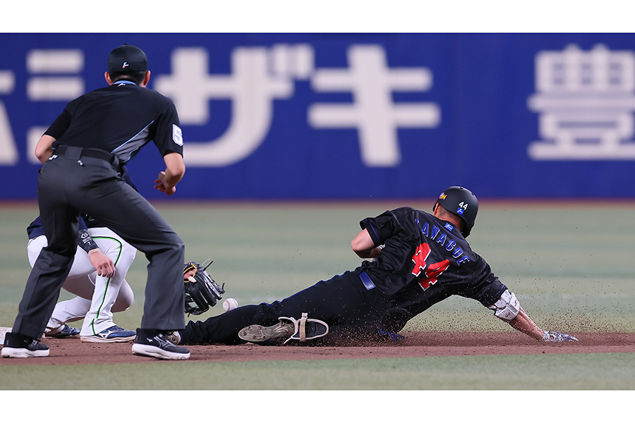 8回に代打で適時打を放ち、二塁にスライディングした川越誠司【写真：産経新聞社】