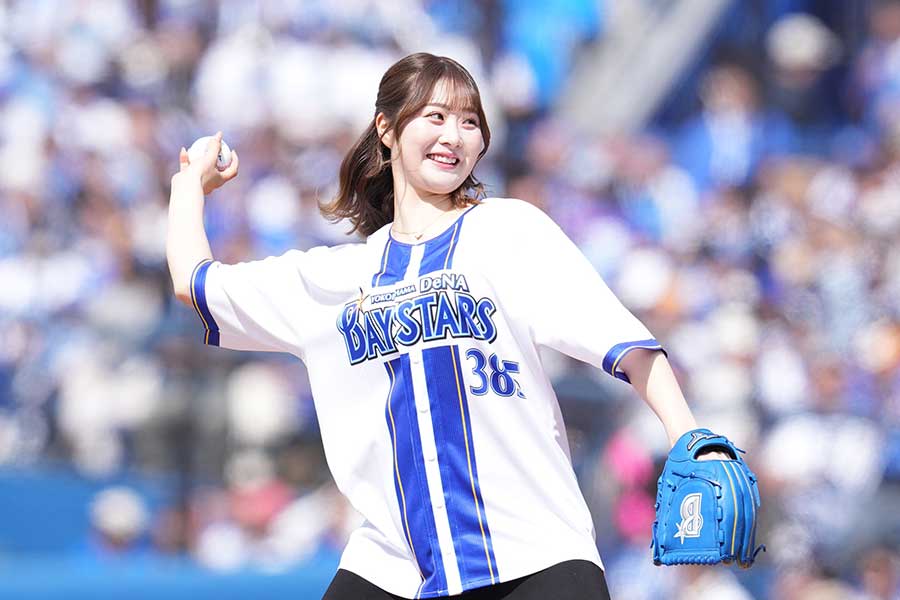 始球式を務めた都玲華【写真：産経新聞社】