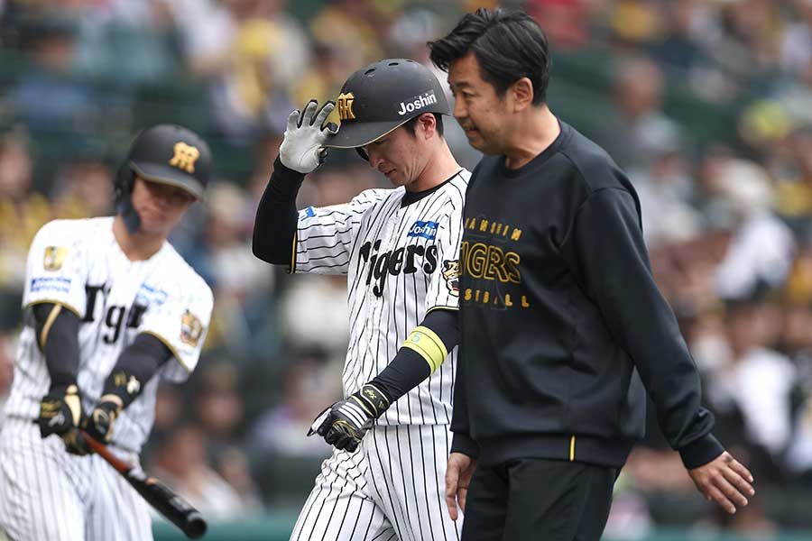阪神の近本光司（左）【写真：産経新聞社】