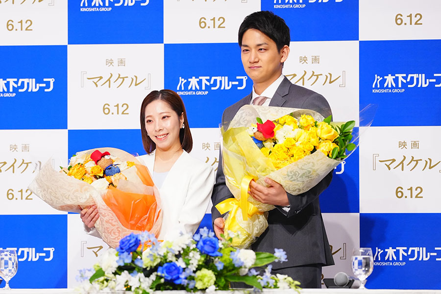 引退会見で花束を手に、撮影に応じる三浦璃来、木原龍一組【写真：荒川祐史】
