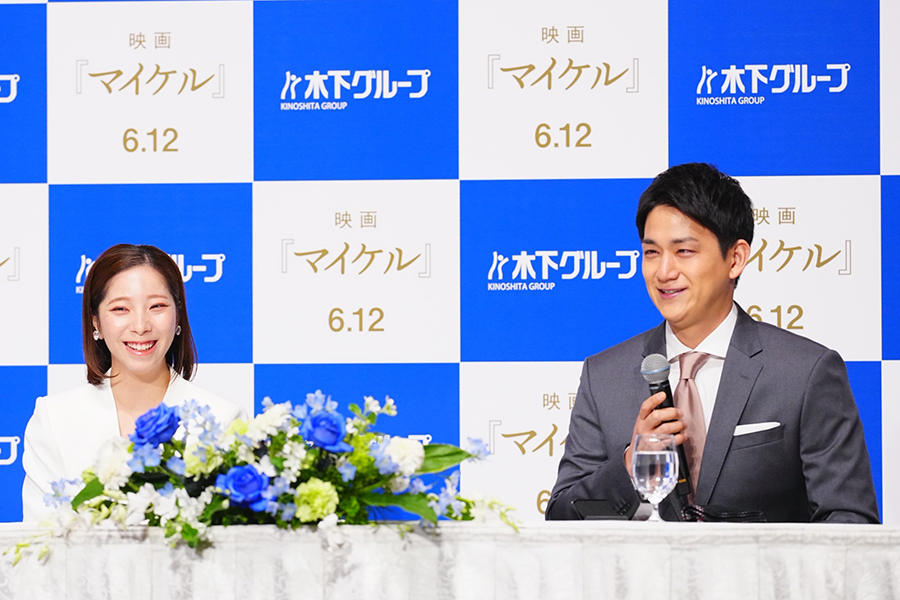 会見で笑顔を見せる三浦璃来、木原龍一組【写真：荒川祐史】