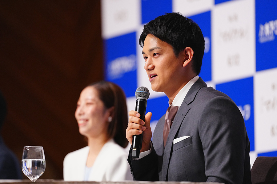 引退会見に出席し、コメントする三浦璃来、木原龍一組【写真：荒川祐史】