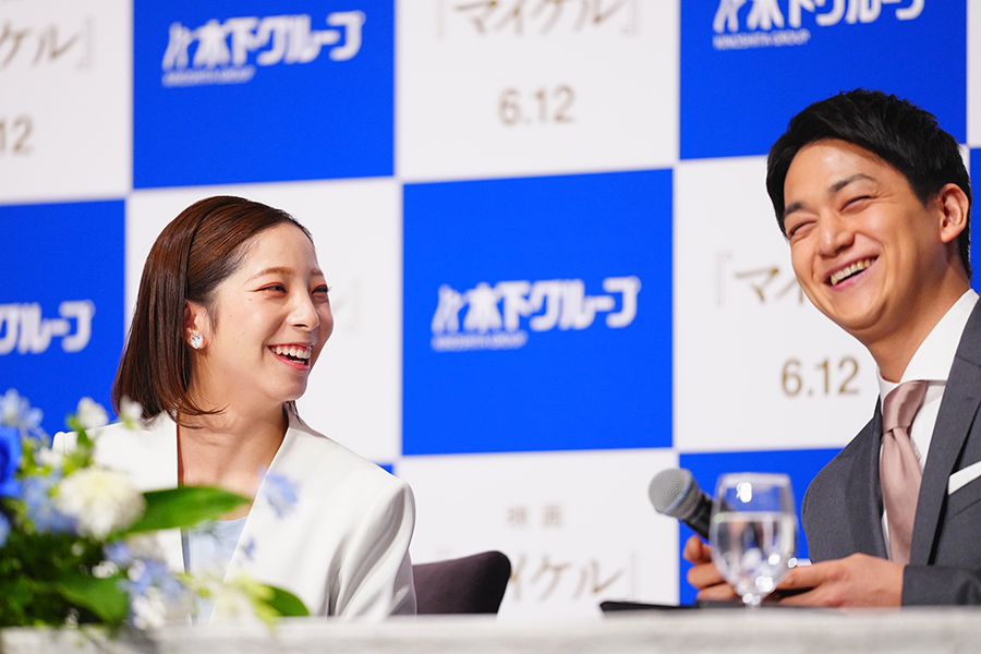 引退会見に出席し、笑顔をみせる三浦璃来、木原龍一組【写真：荒川祐史】
