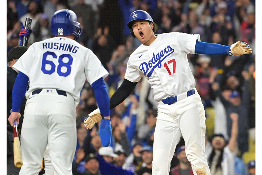 逆転サヨナラのホームを踏んだドジャースの大谷翔平（右）【写真：ロイター】