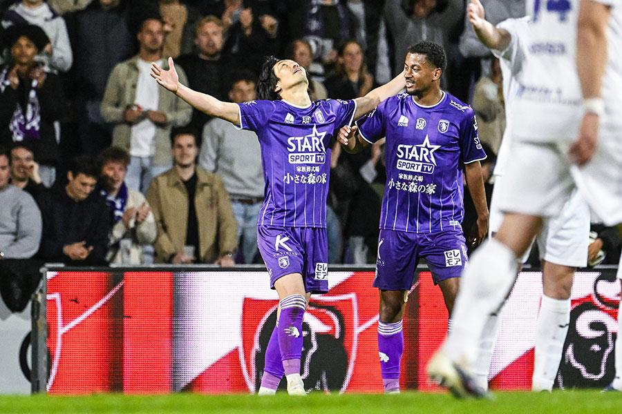 値千金の決勝ゴールを決めたベールスホットの原口元気（左）【写真：Belga Image/アフロ】