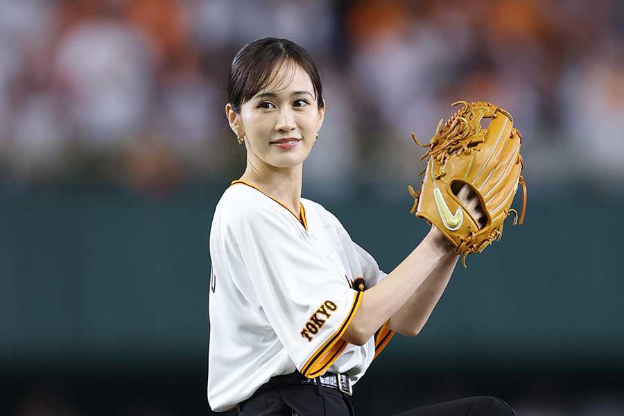 始球式に登場した前田敦子【写真：産経新聞社】