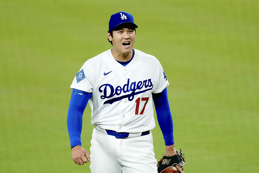 4回終了後、キム・ヘソンに声をかけるドジャースの大谷翔平【写真：黒澤崇 】