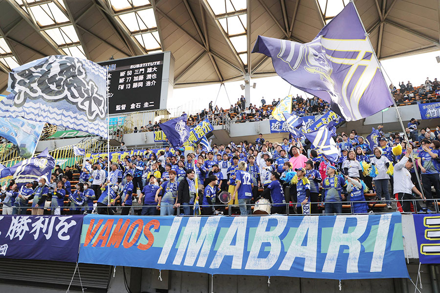 FC今治のサポーター（2025年11月撮影）【写真：スポーツ報知/アフロ】