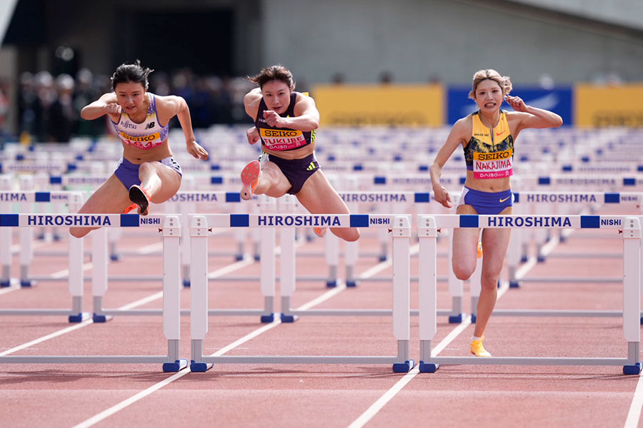 女子100メートル障害のA決勝に出場した中島ひとみ（右）【写真：奥井隆史】
