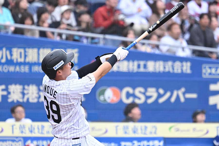 本塁打を放ったロッテの井上広大【写真：産経新聞社】