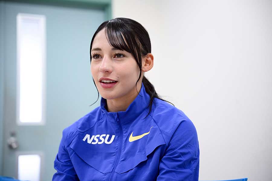 THE ANSWERのインタビューに応じた青木【写真：中戸川知世】