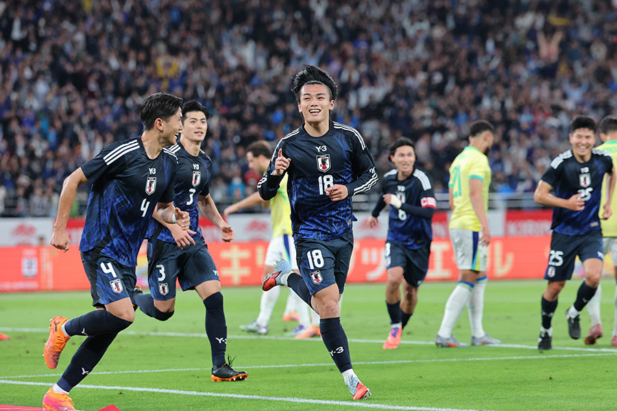 サッカー日本代表FWの上田綺世（中央）【写真：スポーツ報知/アフロ】