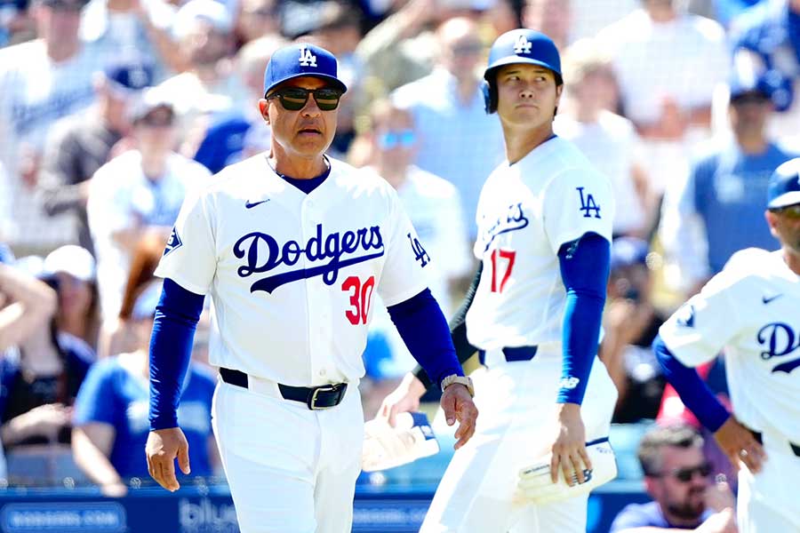 デーブ・ロバーツ監督（左）と大谷翔平【写真：黒澤崇】