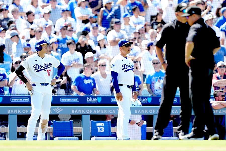 9回併殺打の判定にチャレンジし結果を待つロバーツ監督と大谷（左）【写真：ロイター】