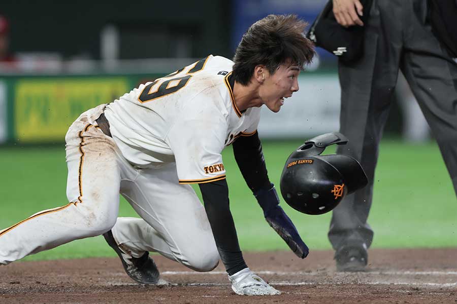 2回1死二、三塁の場面で本塁に生還した巨人・平山功太【写真：スポーツ報知/アフロ】
