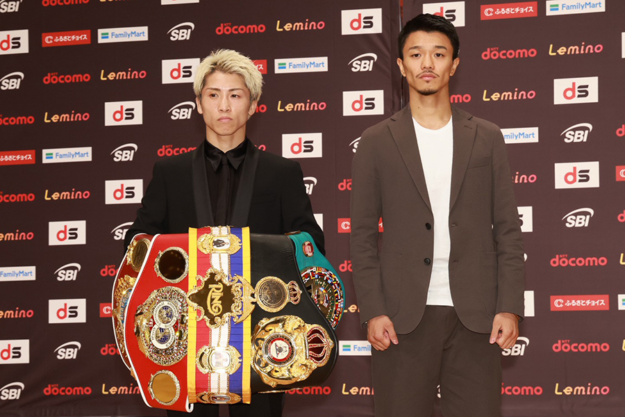 この日の会見に出席し、並んで撮影に応じる井上尚弥（左）と中谷潤人【写真：山口比佐夫】