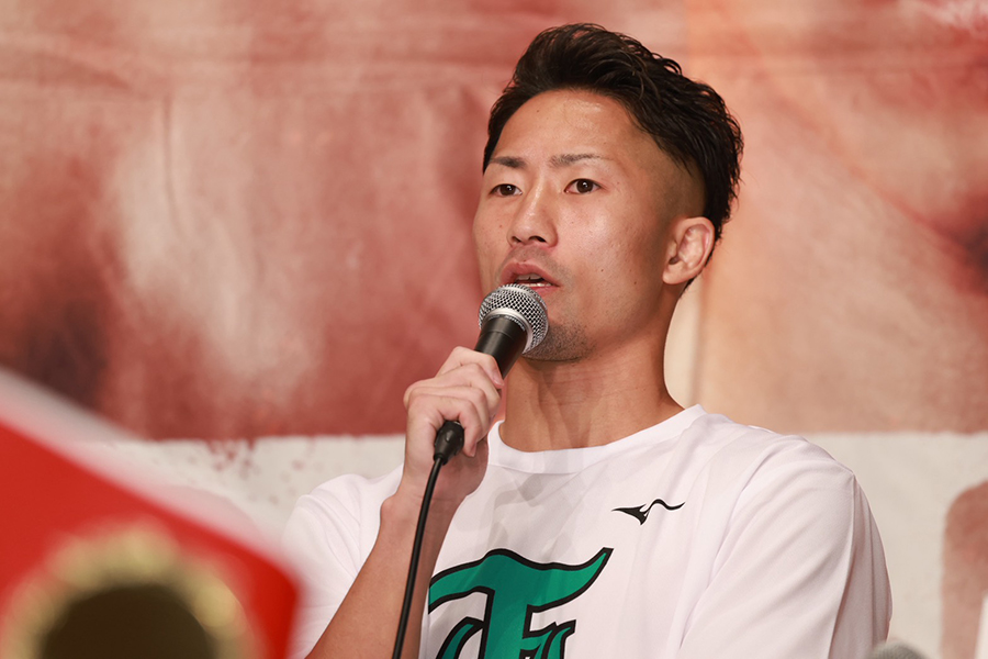 この日の会見に出席し、コメントする井上拓真【写真：山口比佐夫】