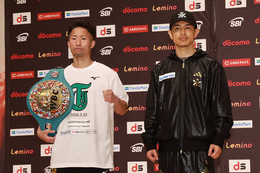 並んでフォトセッションに応じる井上（左）と井岡一翔【写真：山口比佐夫】