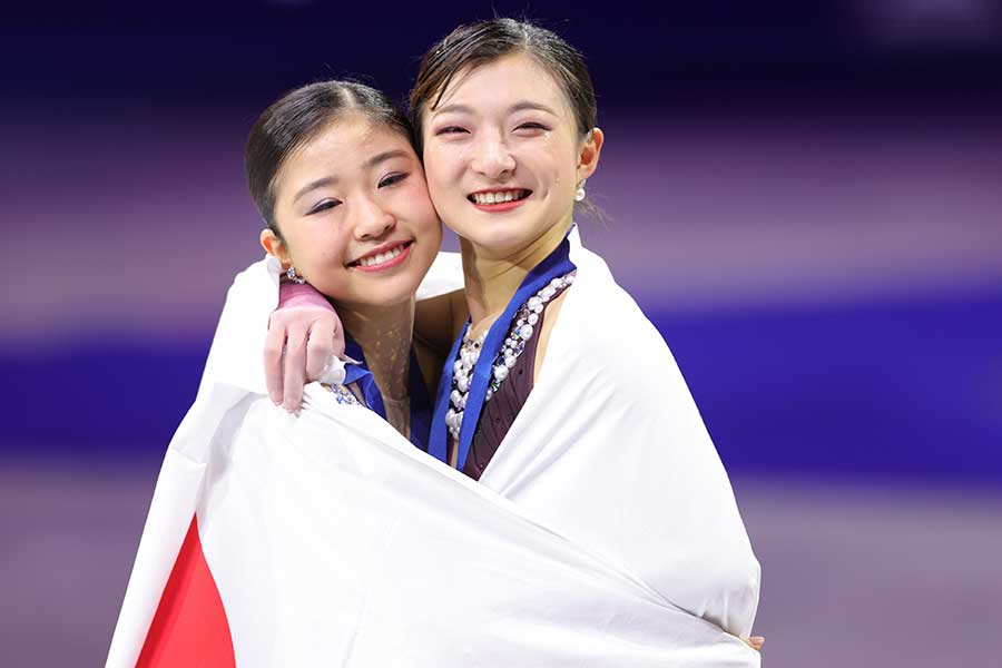 世界選手権で銀メダルの千葉百音（左）と金メダルの坂本花織【写真：Schreyer/アフロ】