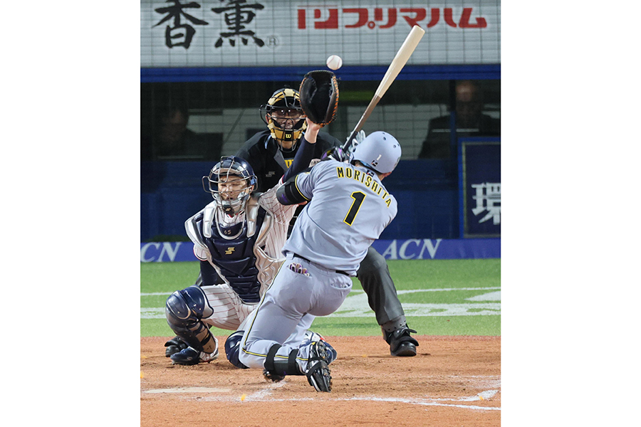 頭部付近への投球に倒れる阪神の森下翔太【写真：産経新聞社】