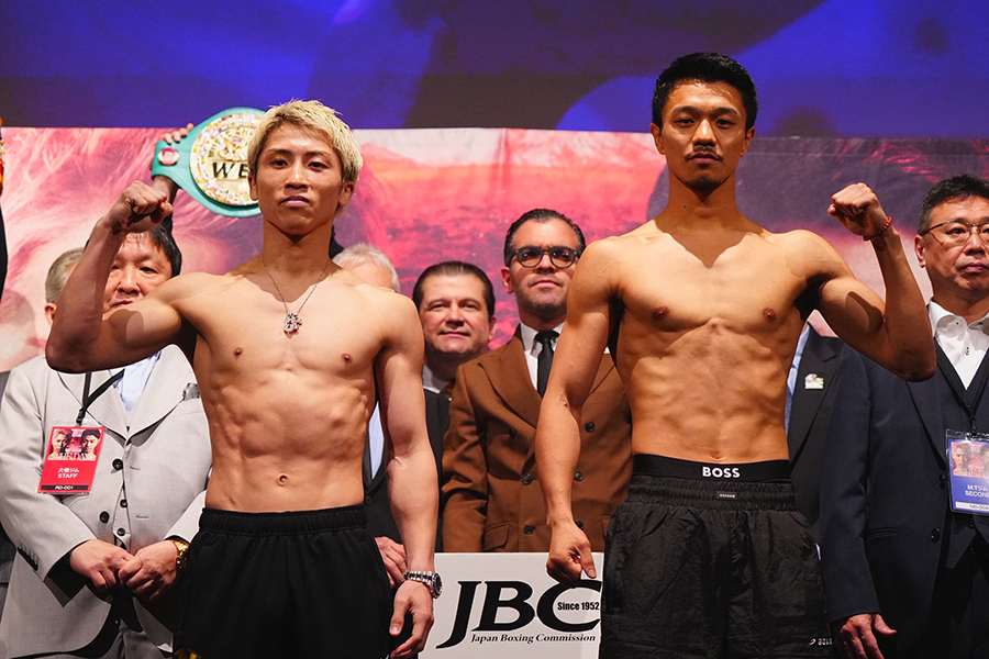 前日計量をクリアし、並んで力こぶを作る井上尚弥（左）と中谷潤人【写真：荒川祐史】
