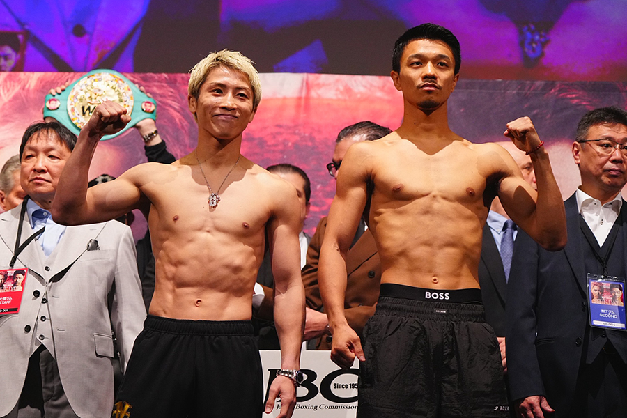 観客の前で前日計量をクリアした井上尚弥（左）と中谷潤人【写真：荒川祐史】