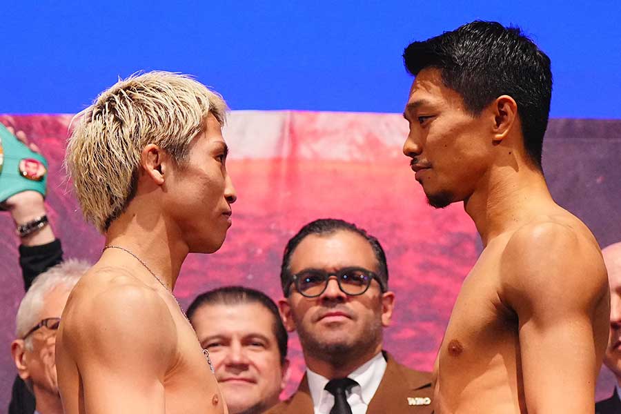フェースオフで13秒にらみ合った井上尚弥（左）と中谷潤人【写真：荒川祐史】