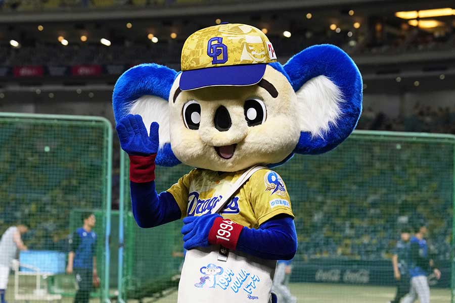 中日の黄金ユニを着用したドアラ【写真：産経新聞社】