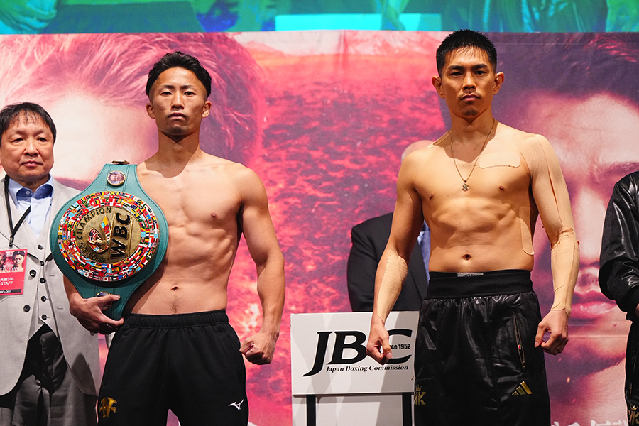 前日計量をパスし、並んでフォトセッションに応じる井上拓真（左）と井岡一翔【写真：荒川祐史】