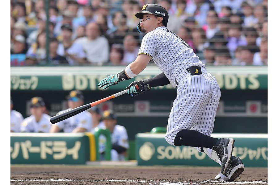 1回に先制の適時二塁打を放った阪神の佐藤輝明【写真：産経新聞社】