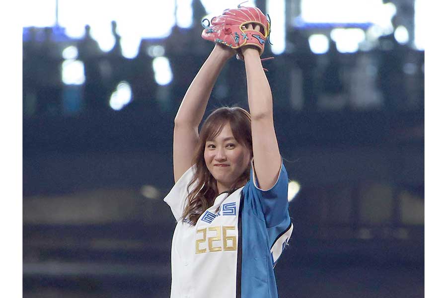 ファーストピッチを務めた藤本美貴【写真：産経新聞社】