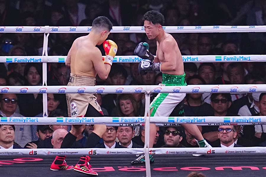 井岡一翔に判定勝ちした井上拓真（右）【写真：荒川祐史】