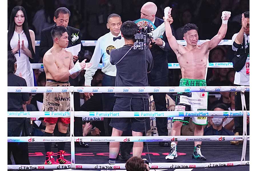 井岡一翔に勝利した井上拓真（右）【写真：荒川祐史】