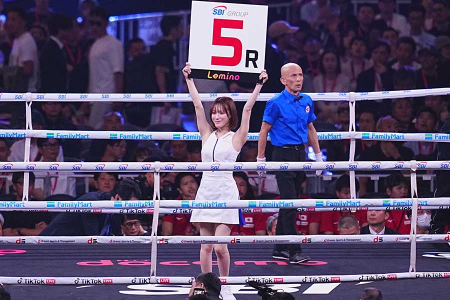 ラウンドガールを務めた一人、21歳のTikToker・都愛さん【写真：荒川祐史】
