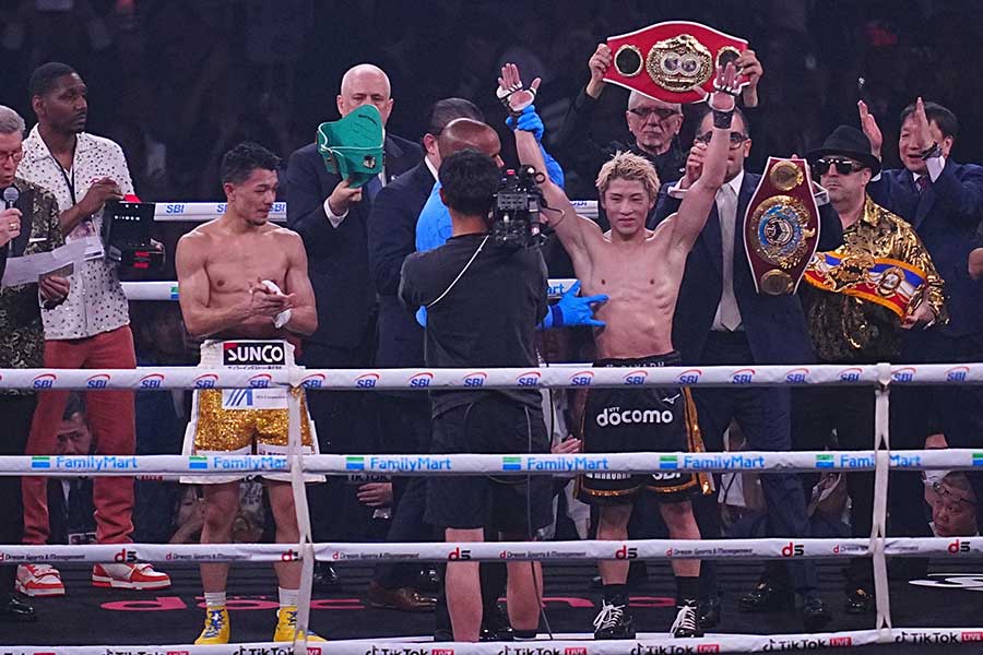 勝利しベルトを掲げた井上（右）【写真：荒川祐史】