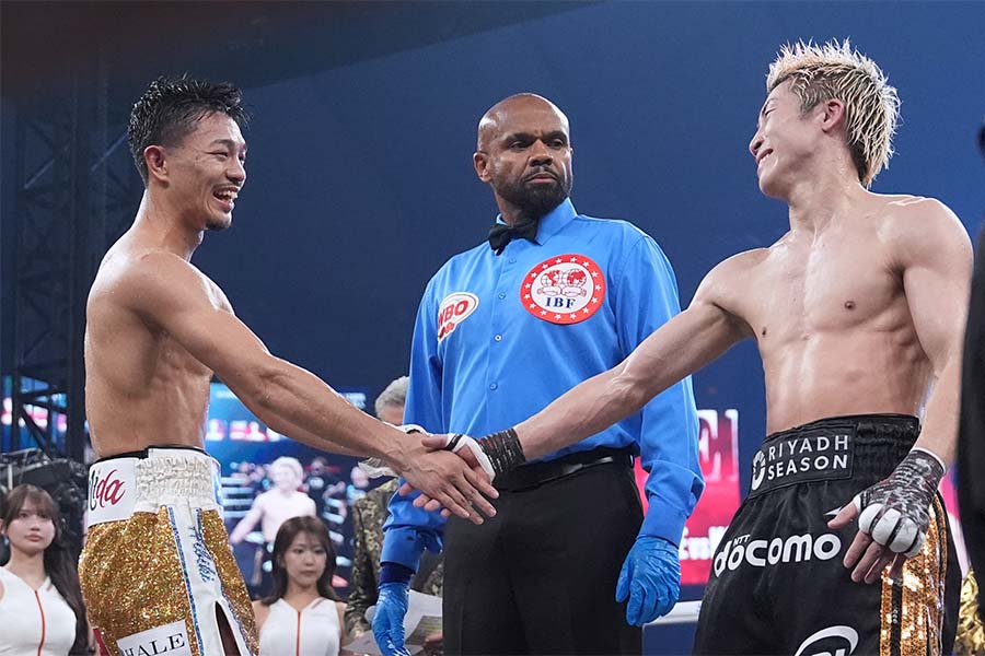 試合後に笑顔で握手する中谷潤人（左）と井上尚弥【写真提供：（C）Lemino/SECOND CAREER/NAOKI FUKUDA】