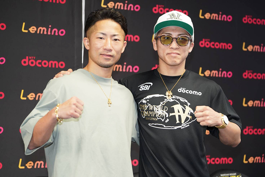 一夜明けの会見で並んでカメラにポーズをとる（左から）井上拓真、尚弥【写真：澤田直人】