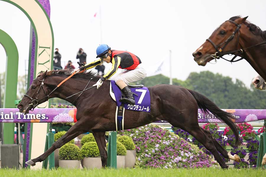 G1天皇賞・春を制したクロワデュノール（左）と2着のヴェルテンベルク（右端）【写真：産経新聞社】
