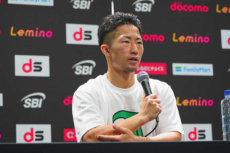 井岡一翔に勝利した井上拓真【写真：荒川祐史】