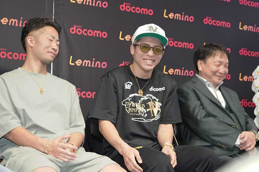 一夜明け会見に出席した拓真、尚弥、大橋会長（左から）【写真：澤田直人】