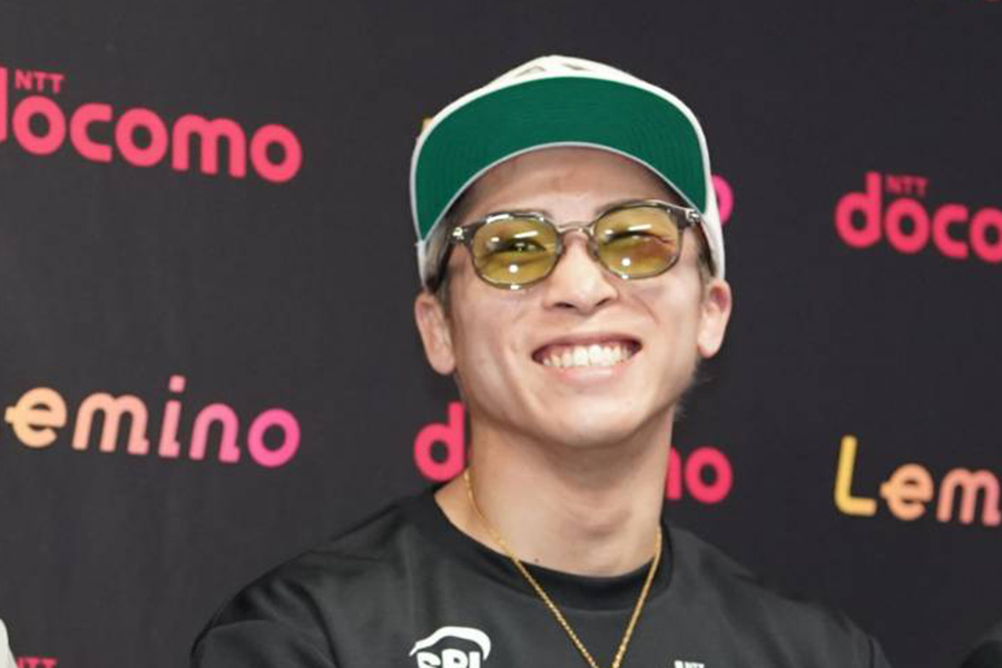 一夜明け会見で笑顔をみせた井上尚弥【写真：澤田直人】
