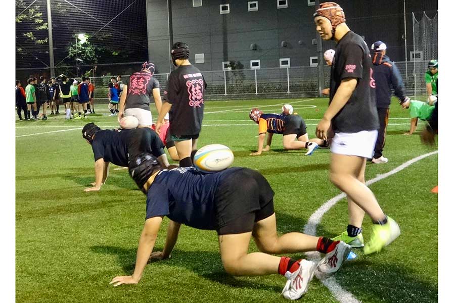 背中に置いたボールを落とさずスクラムの姿勢で前身するメニュー【写真：吉田宏】
