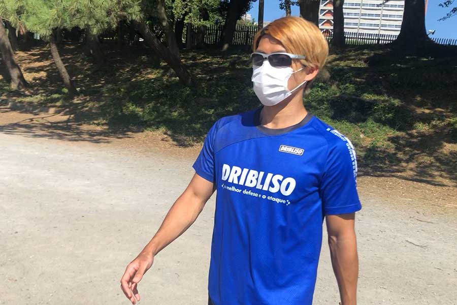 サングラスとマスクを付け、公園でリハビリする松本光平【写真提供：（C）ONE CLIP】