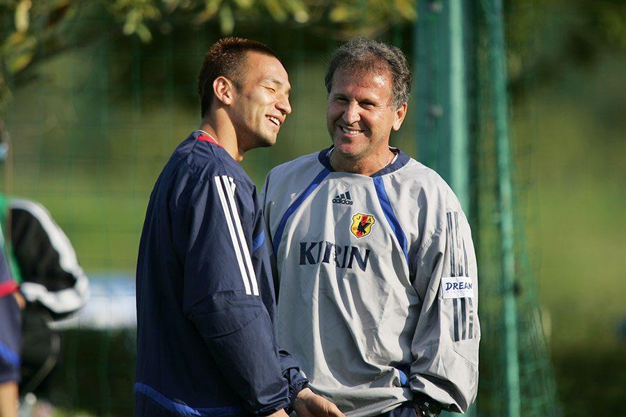 元日本代表MF中田英寿氏（左）とジーコ氏（2006年5月撮影）【写真：YUTAKA/アフロスポーツ】