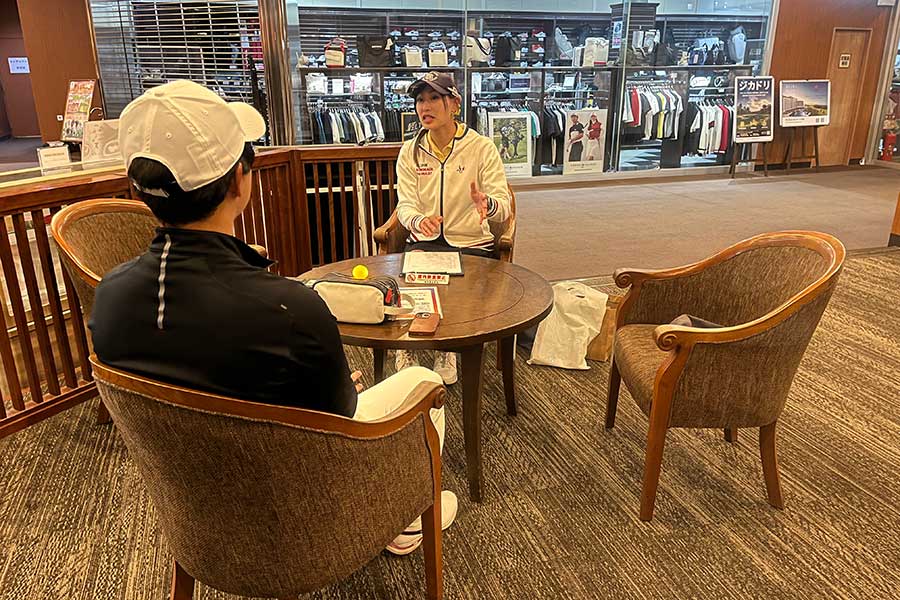 スタート前にはアンケートを取り、ラウンド後にフィードバックのミーティングが行われる【写真：編集部】