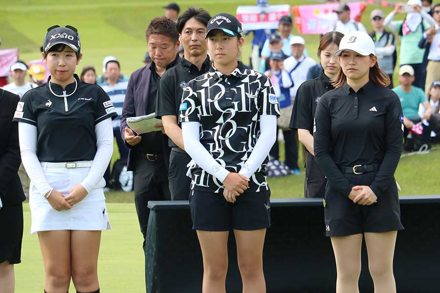 NTTドコモビジネスレディスでベストルーキー賞を獲得し、菅沼菜々（左）、後藤あい（中央）と表彰式に参加した平塚新夢【写真：柳田通斉】