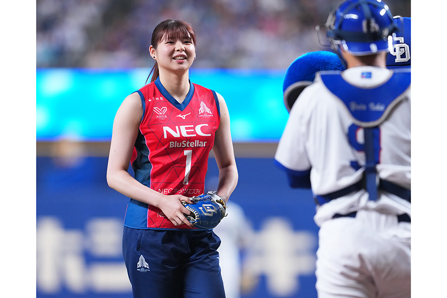中日―阪神戦の始球式に登場した山田二千華【写真：産経新聞社】