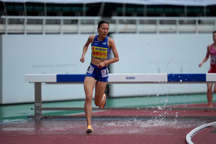 4周目の水濠で転倒も、2位に17秒64差をつけてゴールした齋藤【写真:奥井隆史】