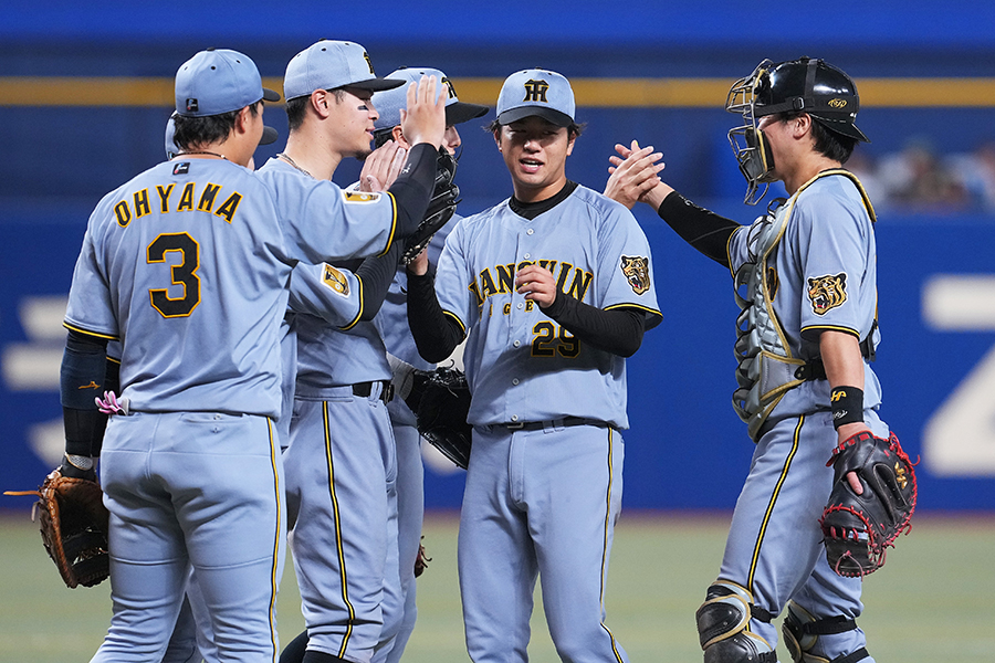 中日戦で2安打完封勝利をあげた高橋遥人(右から2人目)【写真:産経新聞社】