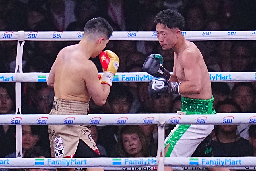 井岡一翔に判定勝ちした井上拓真(右)【写真:荒川祐史】